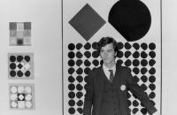 ZADIK_sediment Hans Mayer vor Bildern von Josef Albers, April/Mai 1965 Foto: Galerie Hans Mayer Archiv Galerie Hans Mayer, Düsseldorf