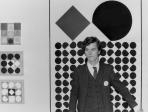 ZADIK_sediment Hans Mayer vor Bildern von Josef Albers, April/Mai 1965 Foto: Galerie Hans Mayer Archiv Galerie Hans Mayer, Düsseldorf