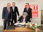 ART COLOGNE-Preisverleihung im Historischen Rathaus Köln. Anny De Decker trägt sich in das Goldene Buch der Stadt Köln ein.