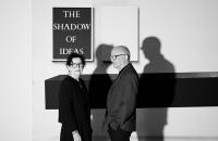 Gaby und Wilhelm Schürmann vor einer Arbeit von Michael Simpson, The Shadow of Ideas, 2009 Sammlung Schürmann | 2019 | Foto: Courtesy Mumok Wien; © Christian Benesch