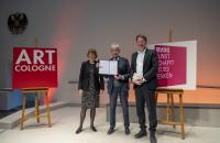 Walther König | ART COLOGNE Preisträger 2023 mit Henriette Reker und Kristian Jarmuschek | Foto: Courtesy Art Cologne 2023