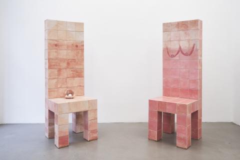 Katja Tönnissen, Bahmas, 2023, glasierte und bemalte Keramik, Acrystal, 160 x 60 x 60 cm | Courtesy: VAN HORN, Düsseldorf