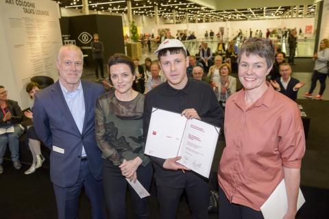 Art Award for NEW POSITIONS 2017 an Paul Spengemann, Produzentengalerie Hamburg (v.l.n.r.: Daniel Hug, Antje Hundhausen, Paul Spengemann, Astrid Bardenheuer © Koelnmesse