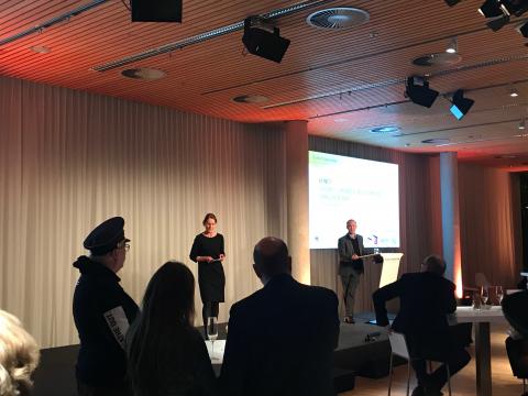 Ulrike Berendson eröffnet die Konferenz und stellt der ersten Redner vor: Dr. Felix Krämer | Museum Kunstpalast 