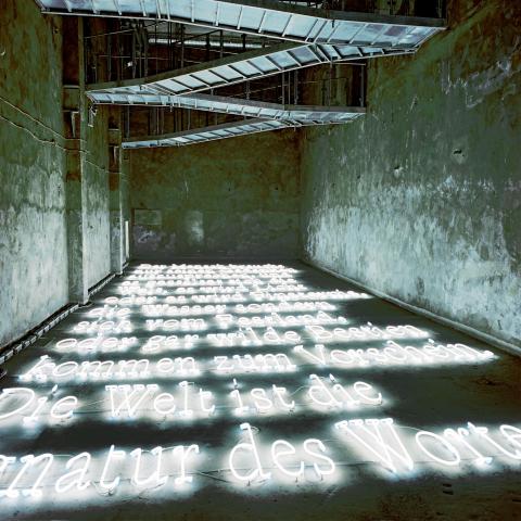 Joseph Kosuth. Die Signatur des Wortes (Licht und Finsternis). 2001  © Zentrum für Internationale Lichtkunst Unna. Foto Matthias Duschner