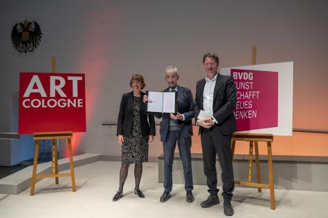 Walther König | ART COLOGNE Preisträger 2023 mit Henriette Reker und Kristian Jarmuschek | Foto: Courtesy Art Cologne 2023